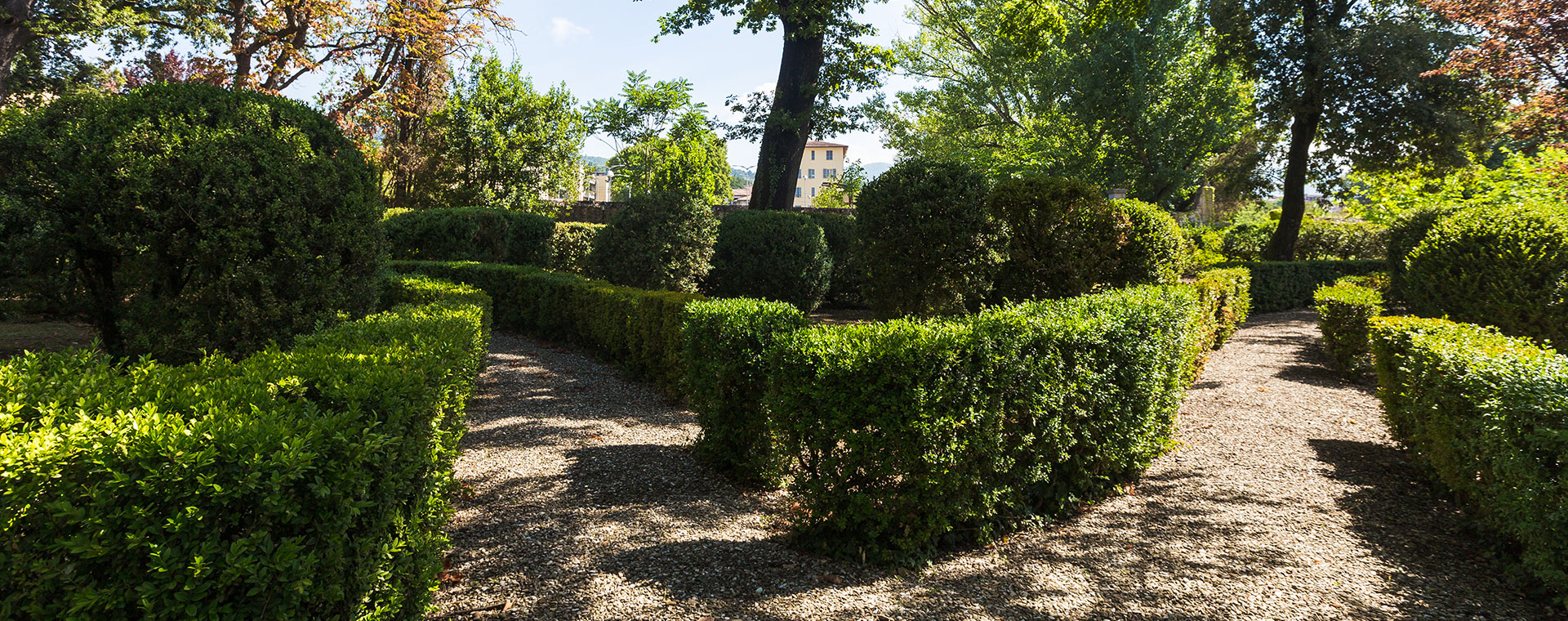 Villa with historical park for sale - a 8600 square feet italian garden